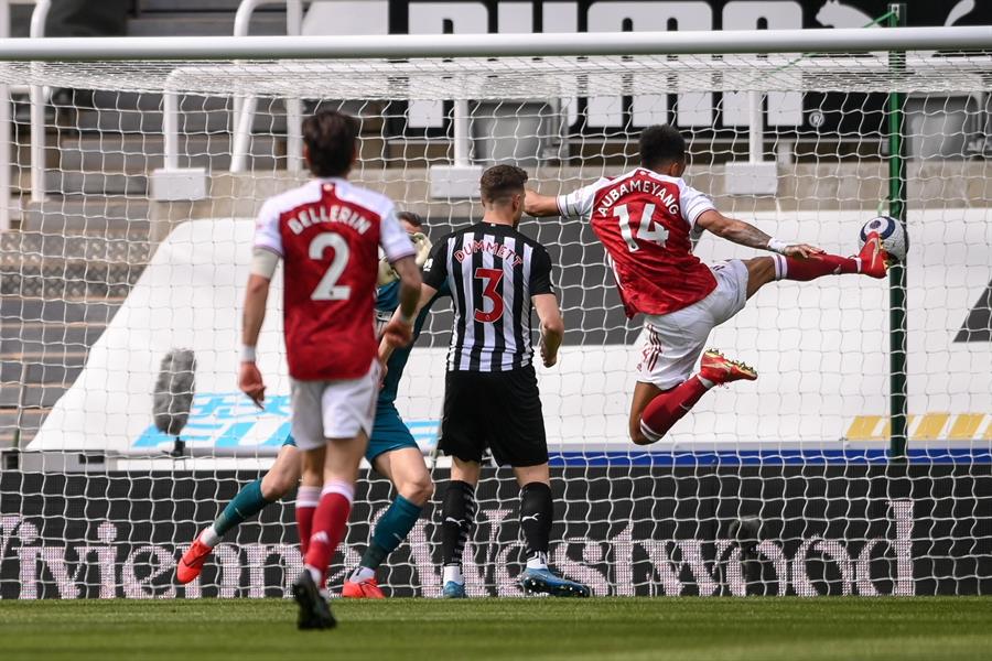 Arsenal derribó a Newcastle como visita y se ilusiona con un cupo internacional