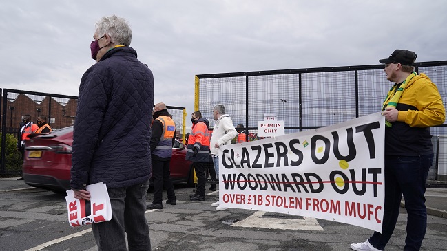 Duelo entre Manchester United y Liverpool fue suspendido por incidentes