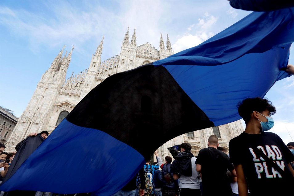 Hinchas de Inter repletaron la Piazza Duomo tras la consagración de su equipo en la Serie A
