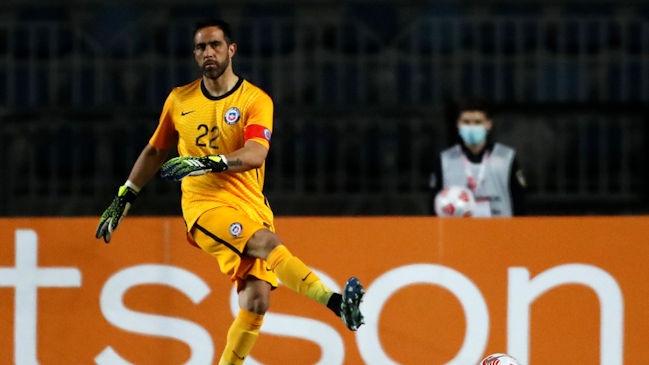 Claudio Bravo a los juveniles de Colo Colo: “De las adversidades nacen los campeones”