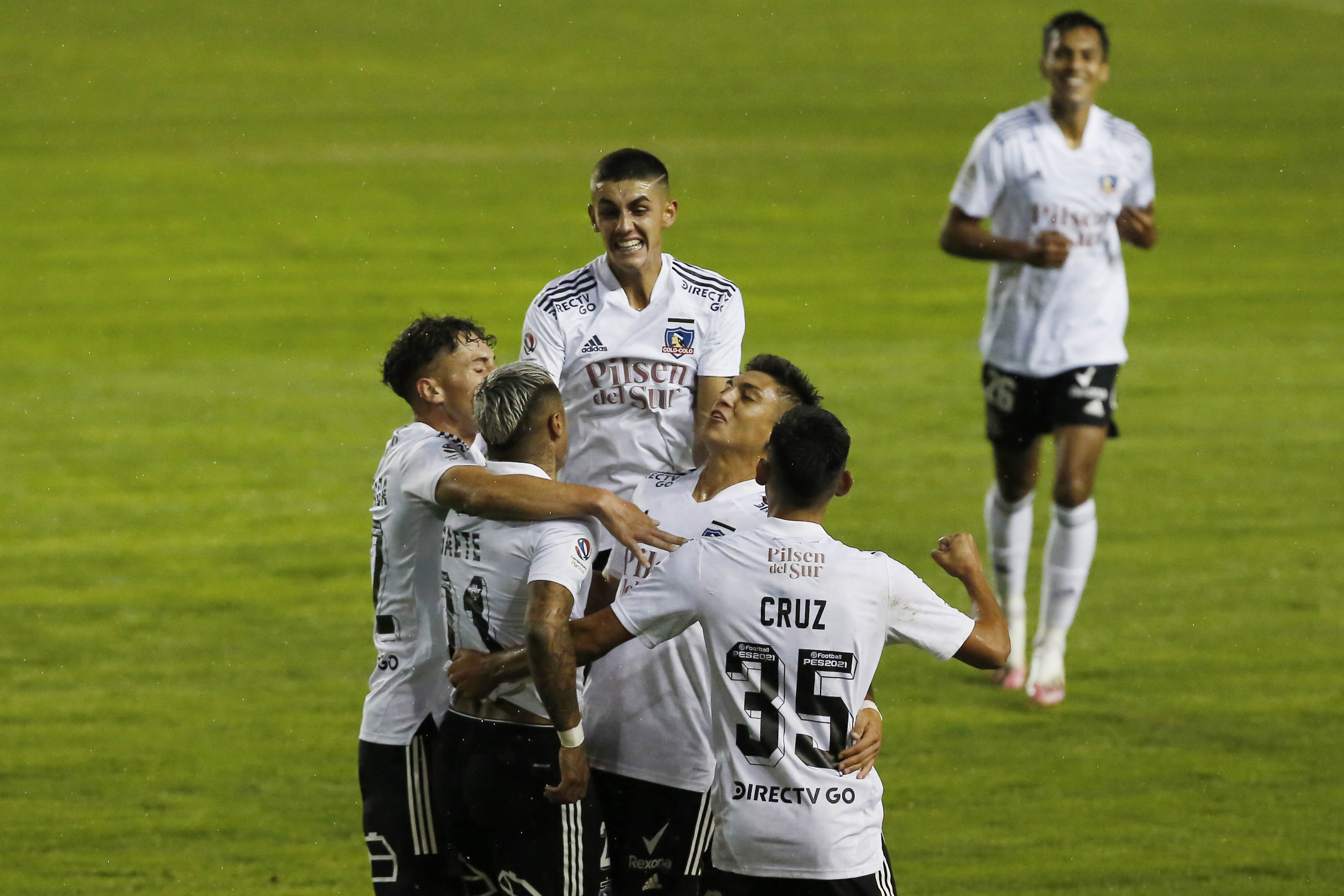 Caszely: Prefiero a estos chicos que nacen en el club, sienten la camiseta y dejan la vida en cada balón