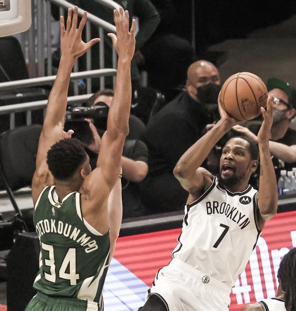Giannis Antetokounmpo le ganó el duelo a Kevin Durant en el triunfo de los Bucks sobre los Nets