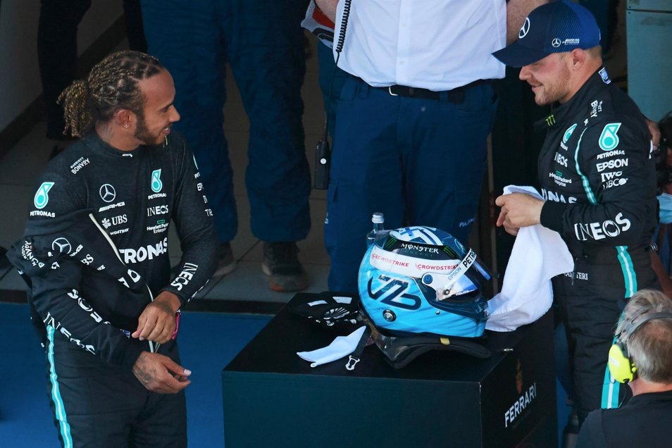 La celebración de Hamilton tras ganar su pole position número 100