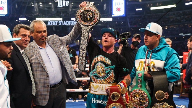 “Canelo” Alvarez batió por nocaut técnico a Billy Joe Saunders y ganó los títulos Supermedianos