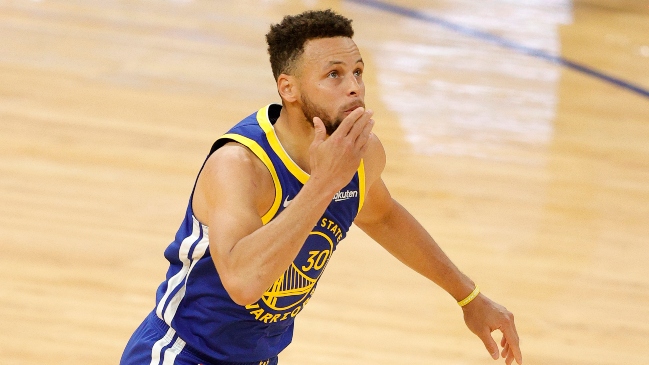 Stephen Curry mostró su mejor versión para anotar 49 puntos en triunfo de Warriors