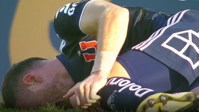 Angelo Henríquez se lesionó solo en busca de un rebote y abandonó el duelo contra Antofagasta