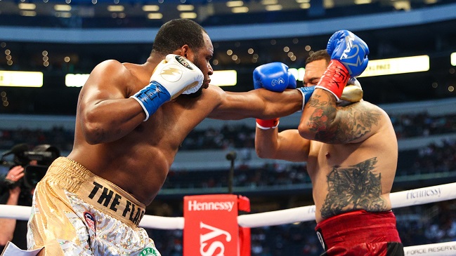 Boxeador simuló lesión mientras peleaba y salió abucheado del ring