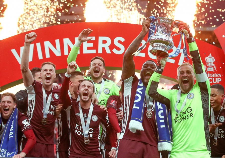 El festejo de Leicester City tras ganar a Chelsea y levantar por primera vez la FA Cup