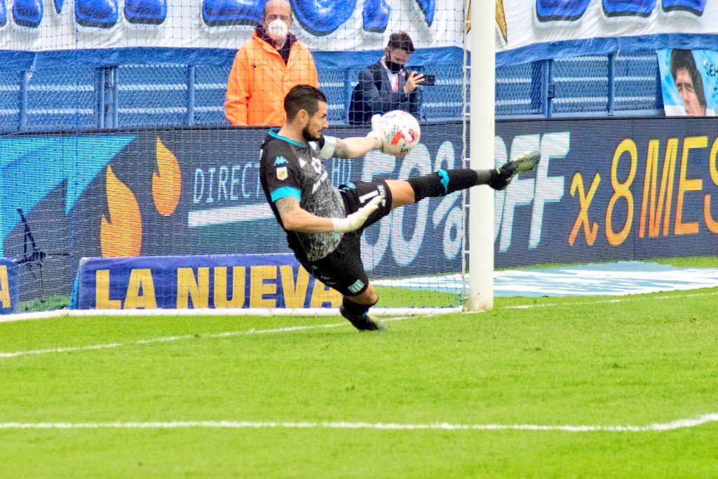 Gabriel Arias atajó un penal a Vélez y fue héroe de Racing en el paso a semifinales