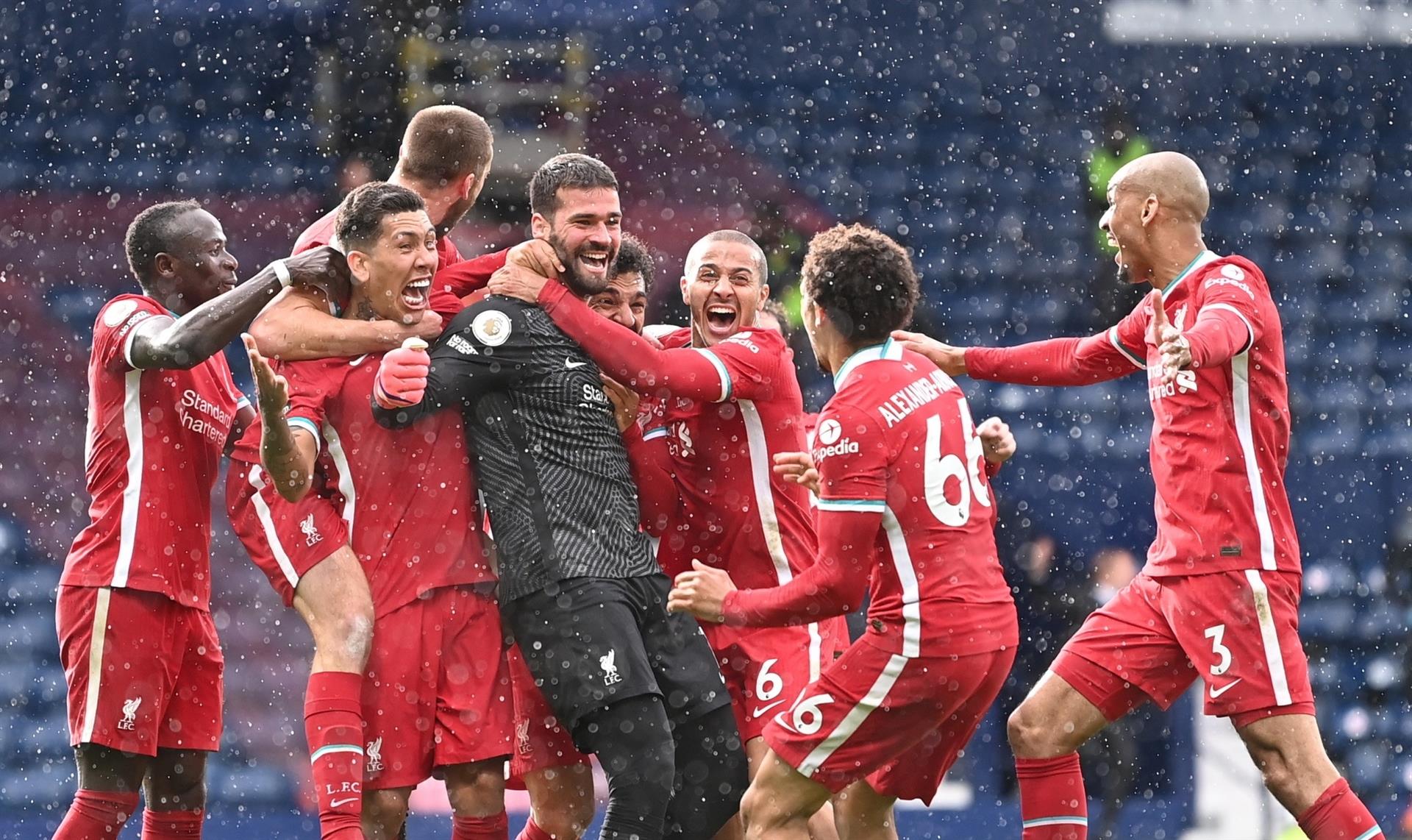 El portero Alisson anotó un golazo de cabeza en los descuentos y le dio el triunfo a Liverpool ante West Brom