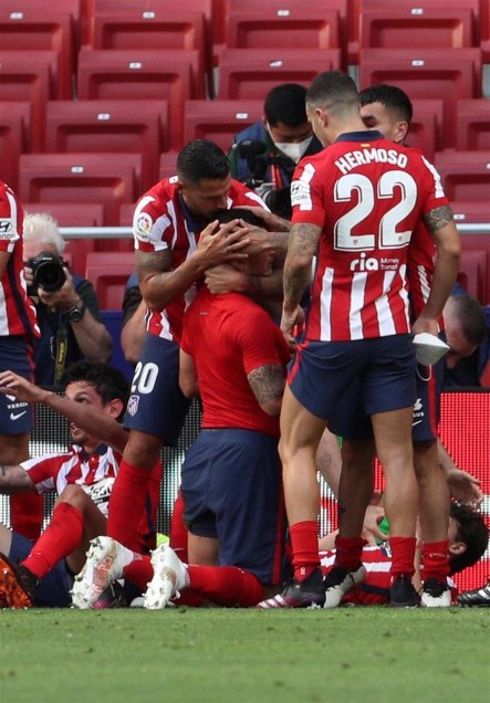 Renan Lodi y Luis Suárez fueron los héroes de Atlético de Madrid para quedar ad portas del título