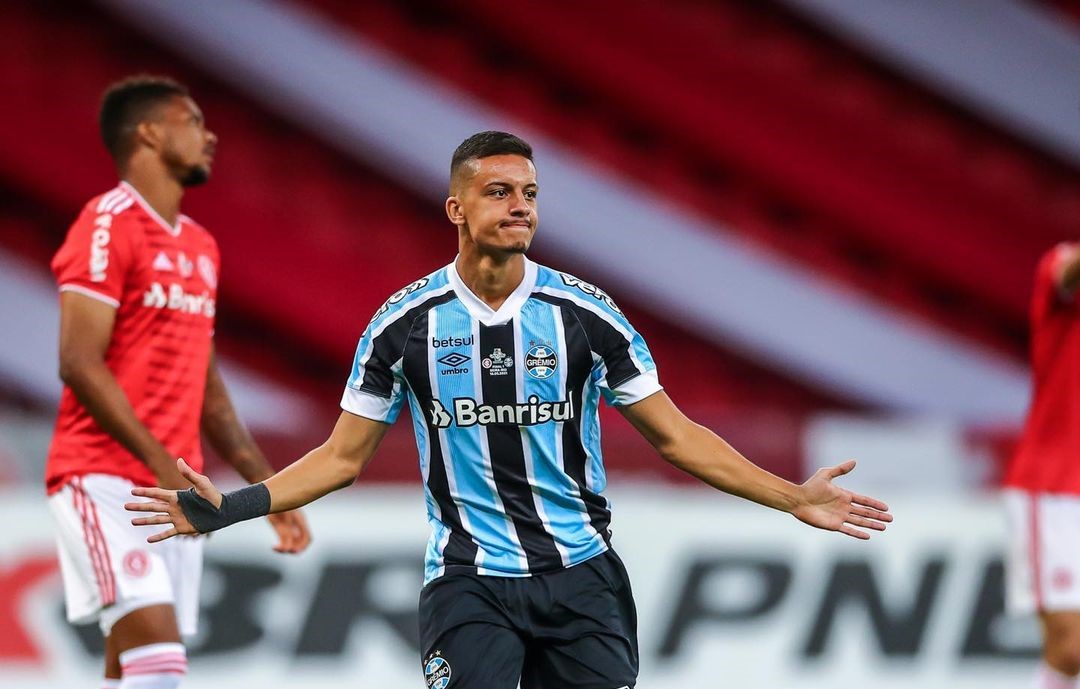 Gremio de César Pinares venció a Inter de Carlos Palacios en la final de ida del Campeonato Gaucho