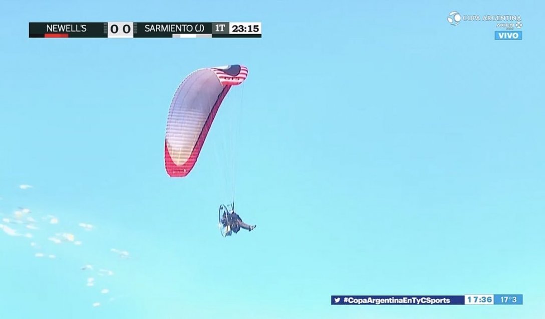 Hincha de Rosario Central sobrevoló en parapente el estadio donde jugaba Newell’s para lanzar panfletos