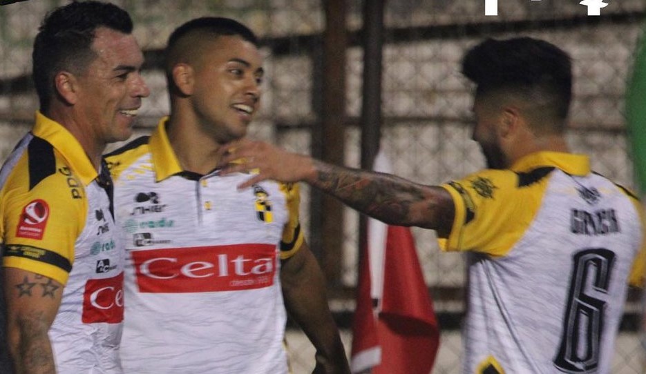 Coquimbo Unido contó con doblete de Esteban Paredes en aplastante goleada a Santa Cruz