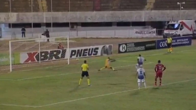 El insólito adelantamiento de un arquero brasileño en un penal