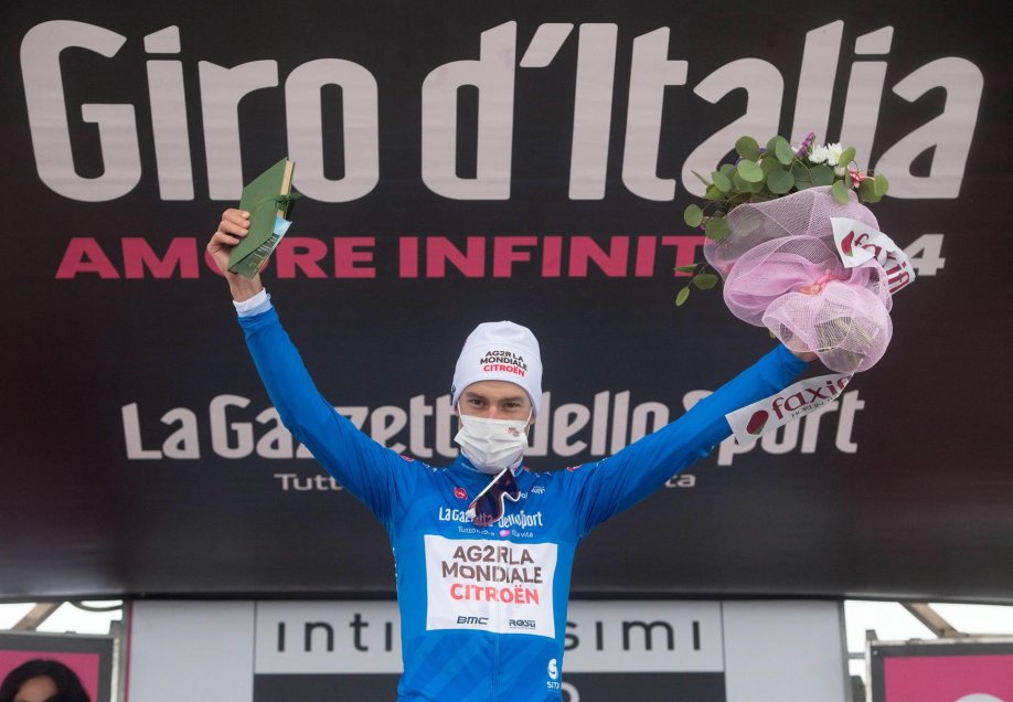 El colombiano Egan Bernal solidificó su liderato en el Giro de Italia