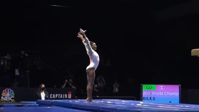Simone Biles hizo historia otra vez con un Yurchenko doble en su regreso a la competencia
