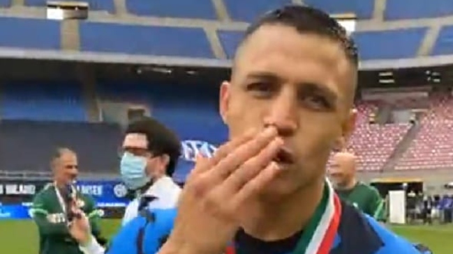 ¡Con beso incluido! La premiación de Inter de Milán con un emocionado Alexis Sánchez saludando a Chile