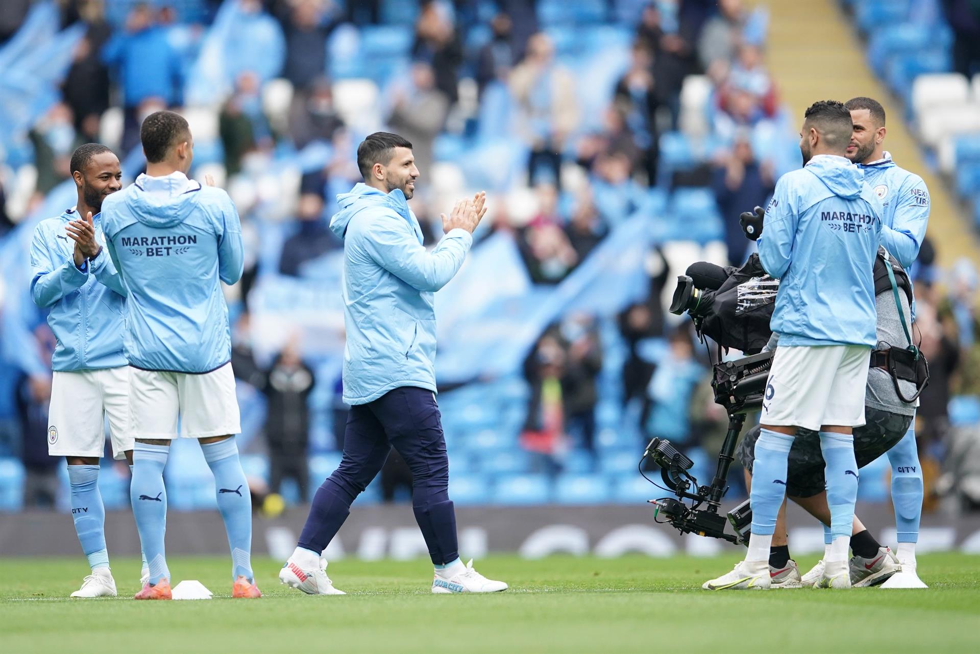 Merecido homenaje: El pasillo que le dedicaron sus compañeros al “Kun” Agüero en su último partido con el City