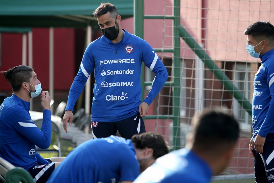 Con Gary Medel y Claudio Bravo: La Roja entrenó pensando en Argentina y Bolivia
