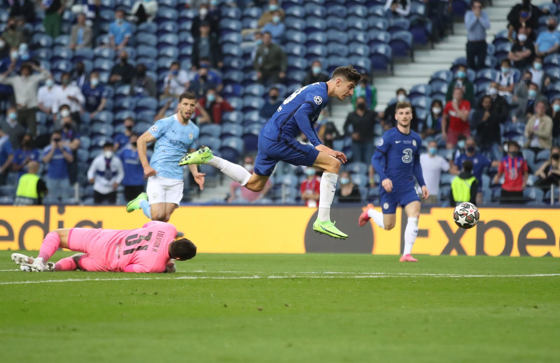 Kai Havertz eludió al portero y con un golazo adelantó a Chelsea ante Man. City en la final de Champions.
