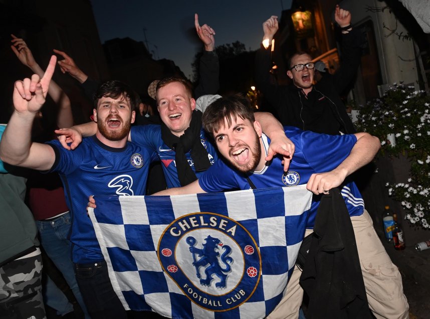 Hinchas de Chelsea celebraron con euforia en Londres la conquista de la Champions