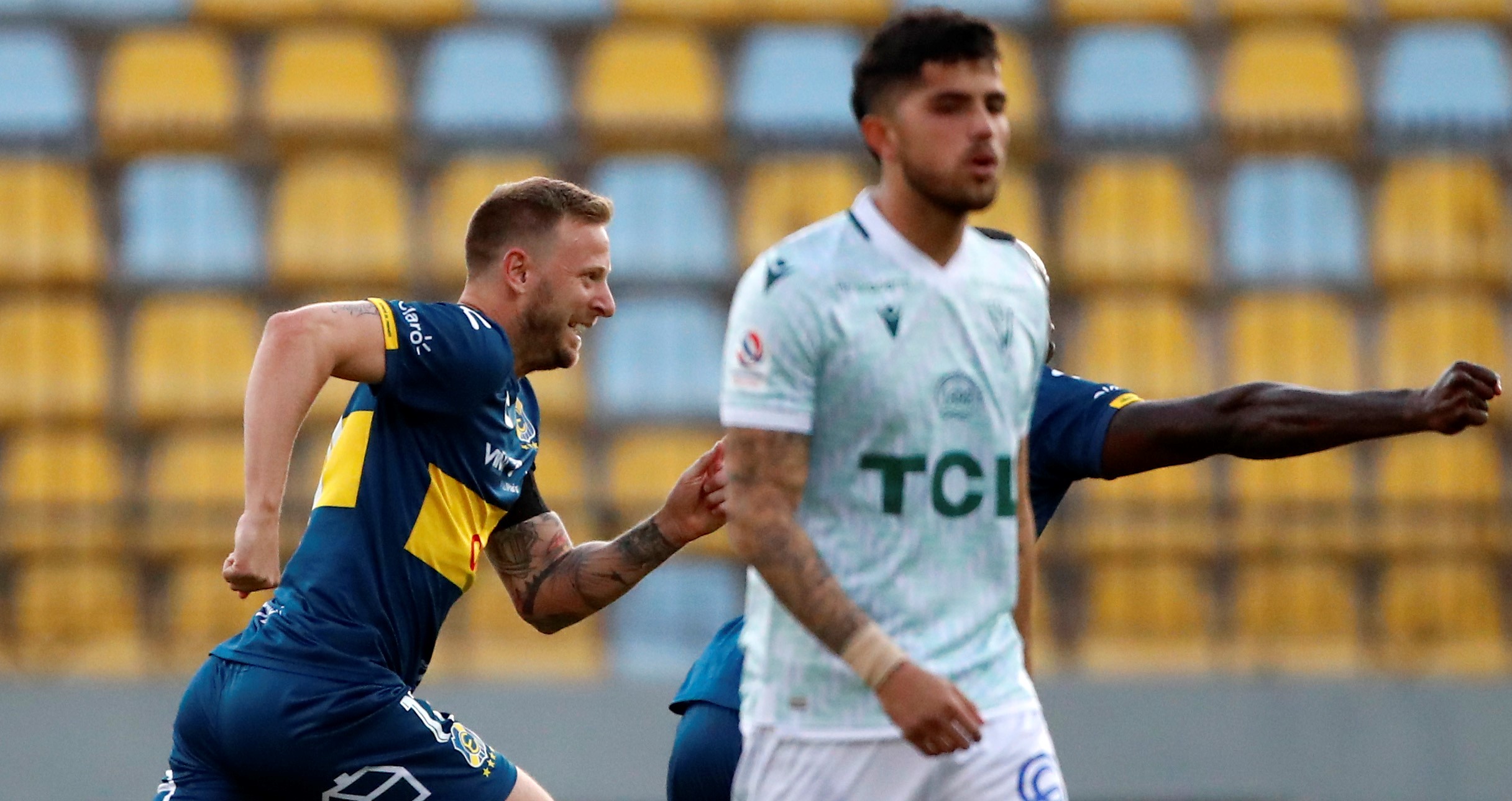 Everton tomó ventaja ante S. Wanderers con un gol de Menéndez que fue validado por el VAR