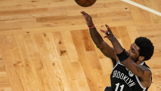 Hincha de los Celtics agredió a Kyre Irving y fue expulsado de por vida