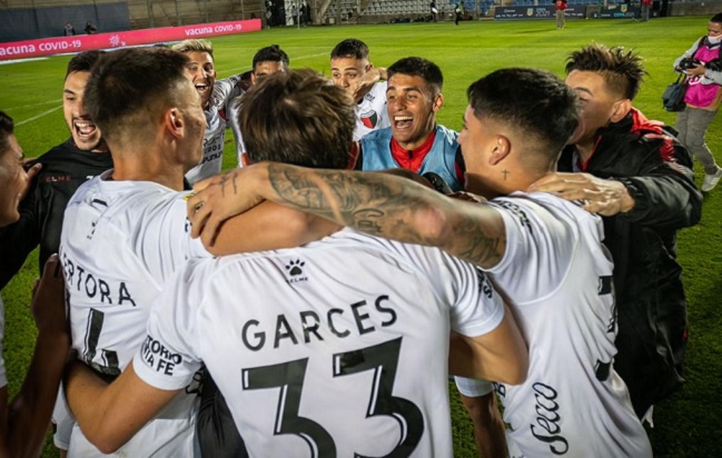 Colón de Santa Fe derrotó a Independiente y jugará con Racing la final en Argentina