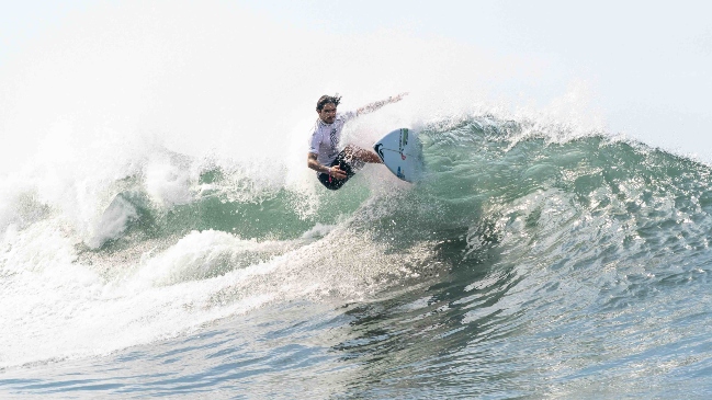 Cuatro surfistas chilenos avanzaron a tercera ronda en Preolímpico de El Salvador