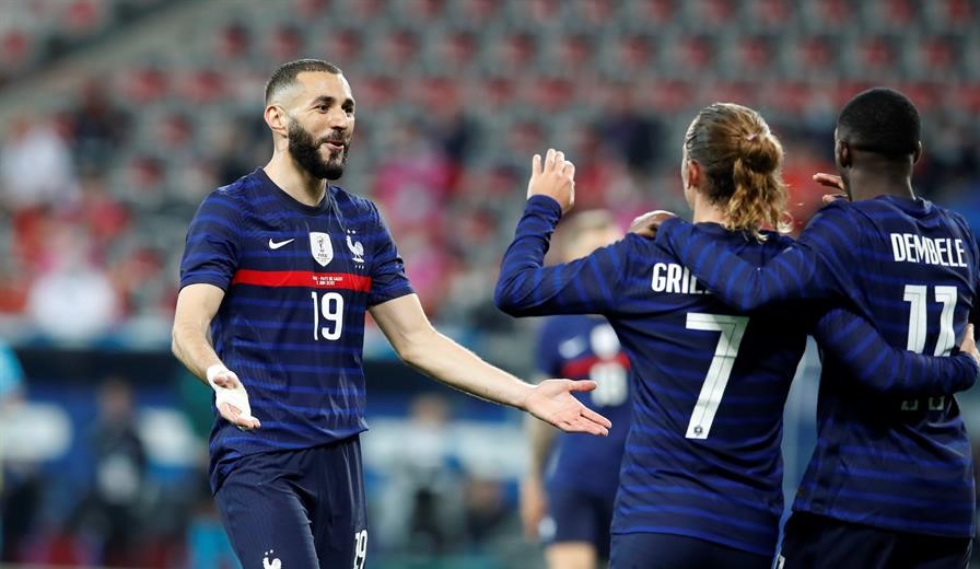 Francia venció con soltura a Gales en el regreso de Karim Benzema