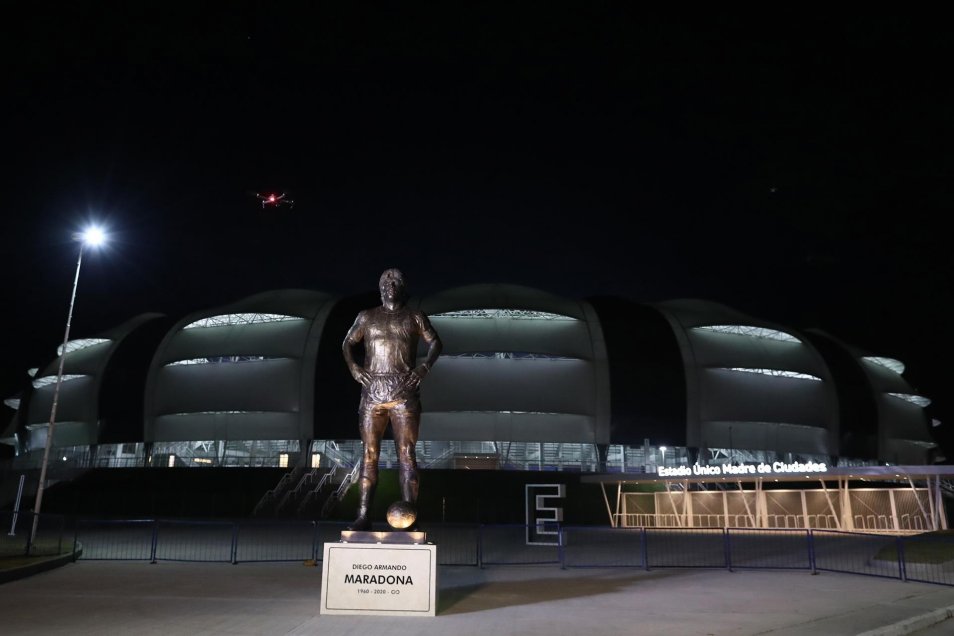 La AFA homenajeó a Diego Maradona con una estatua en el estadio de Santiago del Estero