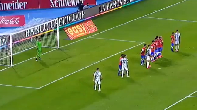 La extraordinaria atajada de Claudio Bravo a un venenoso tiro libre de Messi
