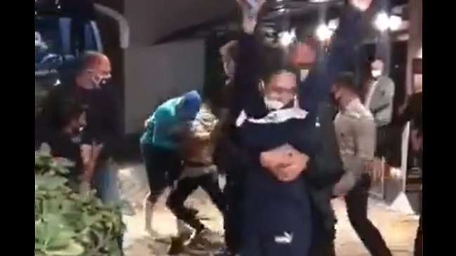 Fanáticos superaron seguridad de la selección brasileña e hicieron caer a Neymar