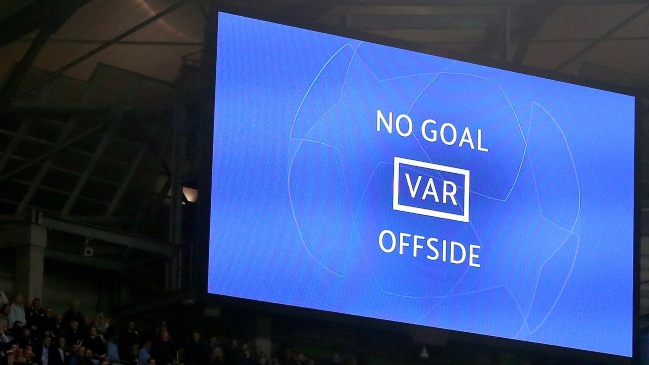 Jefe de árbitros de UEFA quiere uniformidad en el VAR y que solo actúe en “errores manifiestos”