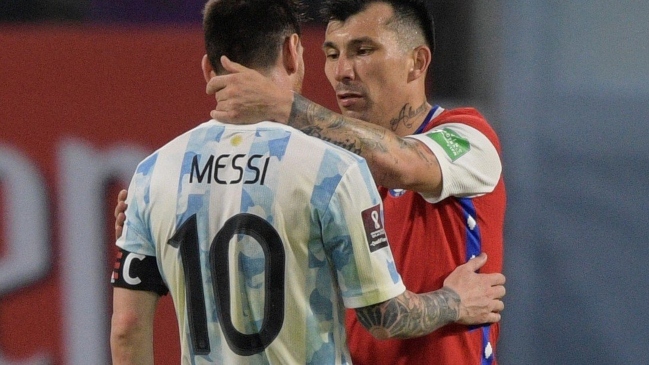 Para el hijo: Gary Medel también se quedó con una camiseta de Lionel Messi