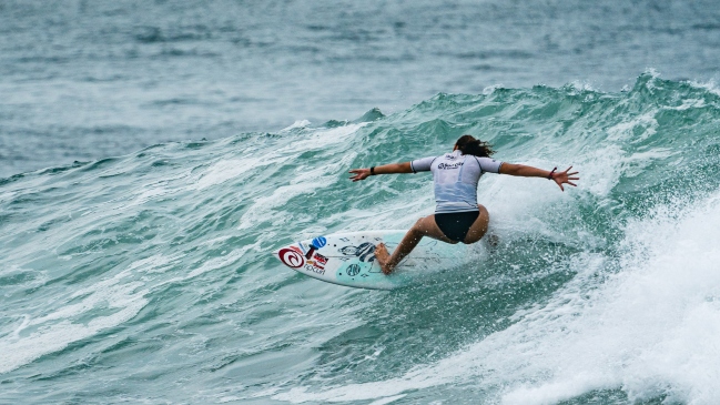 Tres chilenos mantienen el sueño olímpico del surf chileno