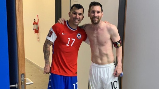 “Con el extraterrestre”: Gary Medel compartió con Lionel Messi en camarines tras el Argentina-Chile