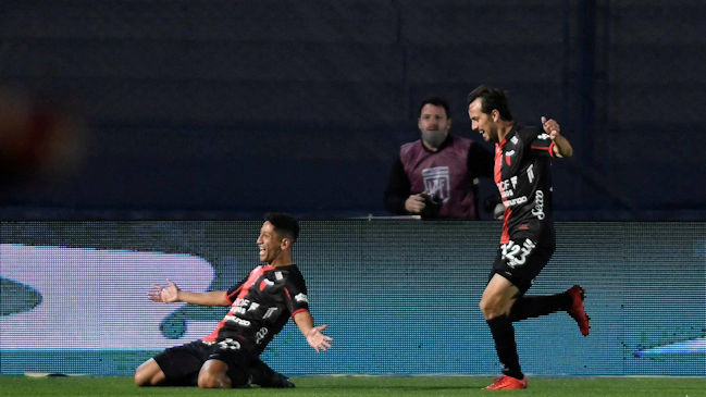 Colón derribó a Racing Club y se proclamó campeón de la Copa de la Liga Argentina