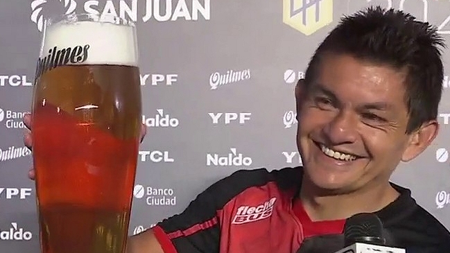 Los especiales festejos de la “Pulga” Rodríguez en Colón: Recibió un vaso de cerveza