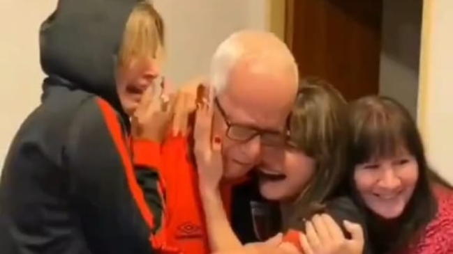 La emotiva celebración de un hincha de 91 años al ver por primera vez a Colón campeón