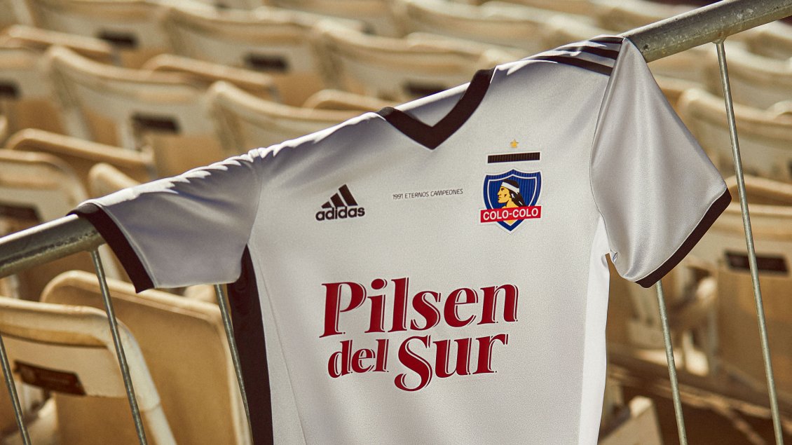 Las imágenes que dejó el lanzamiento de la camiseta conmemorativa de Colo Colo