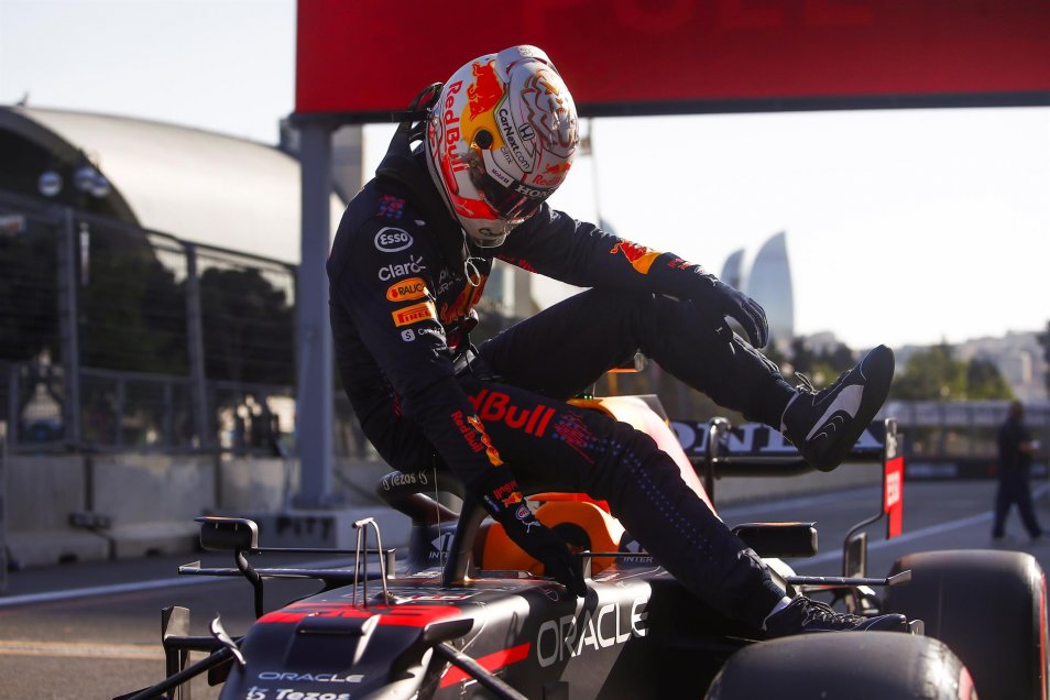 Charles Leclerc ganó la pole en una accidentada sesión en el GP de Bakú