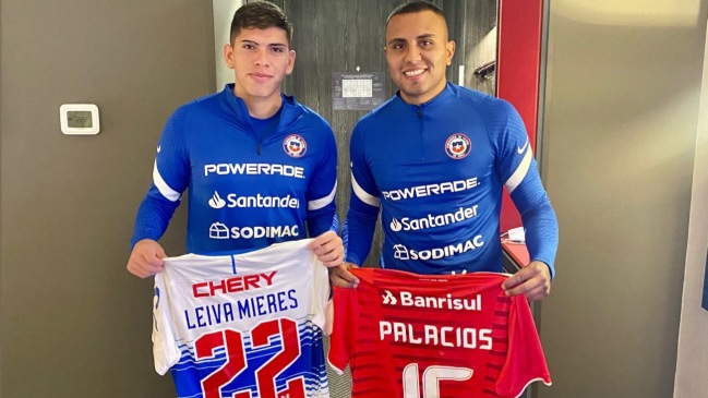 Leiva y Palacios intercambiaron camisetas de la UC e Internacional en concentración de La Roja