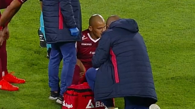 Humberto Suazo sufrió molestia y abandonó en el primer tiempo el partido ante Colo Colo