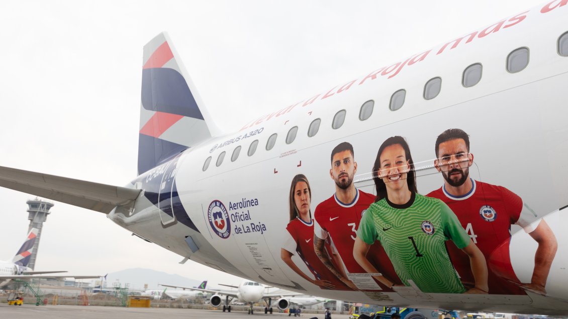 Con Tiane a la cabeza: Latam es ahora “aerolínea oficial” de la Roja