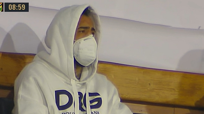 Arturo Vidal llegó al Estadio San Carlos de Apoquindo para alentar a la Roja