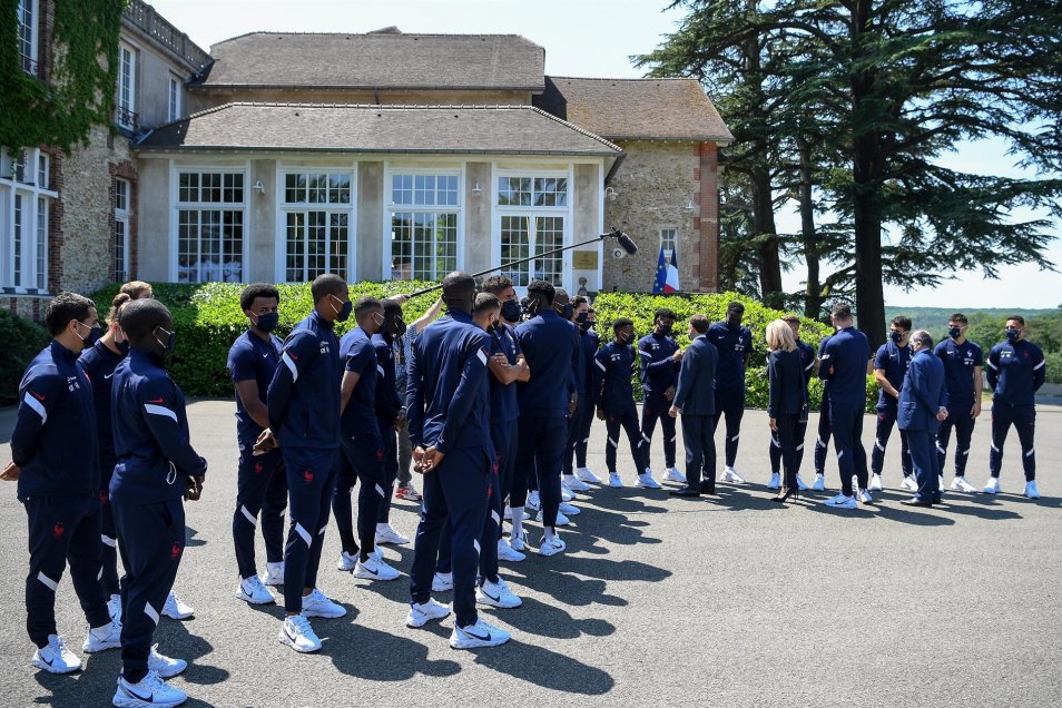Presidente Emmanuel Macron visitó a la selección francesa de cara a la Euro 2020