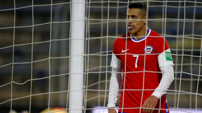 Alexis Sánchez terminó la práctica de este viernes con una dolencia muscular y genera preocupación en la Roja