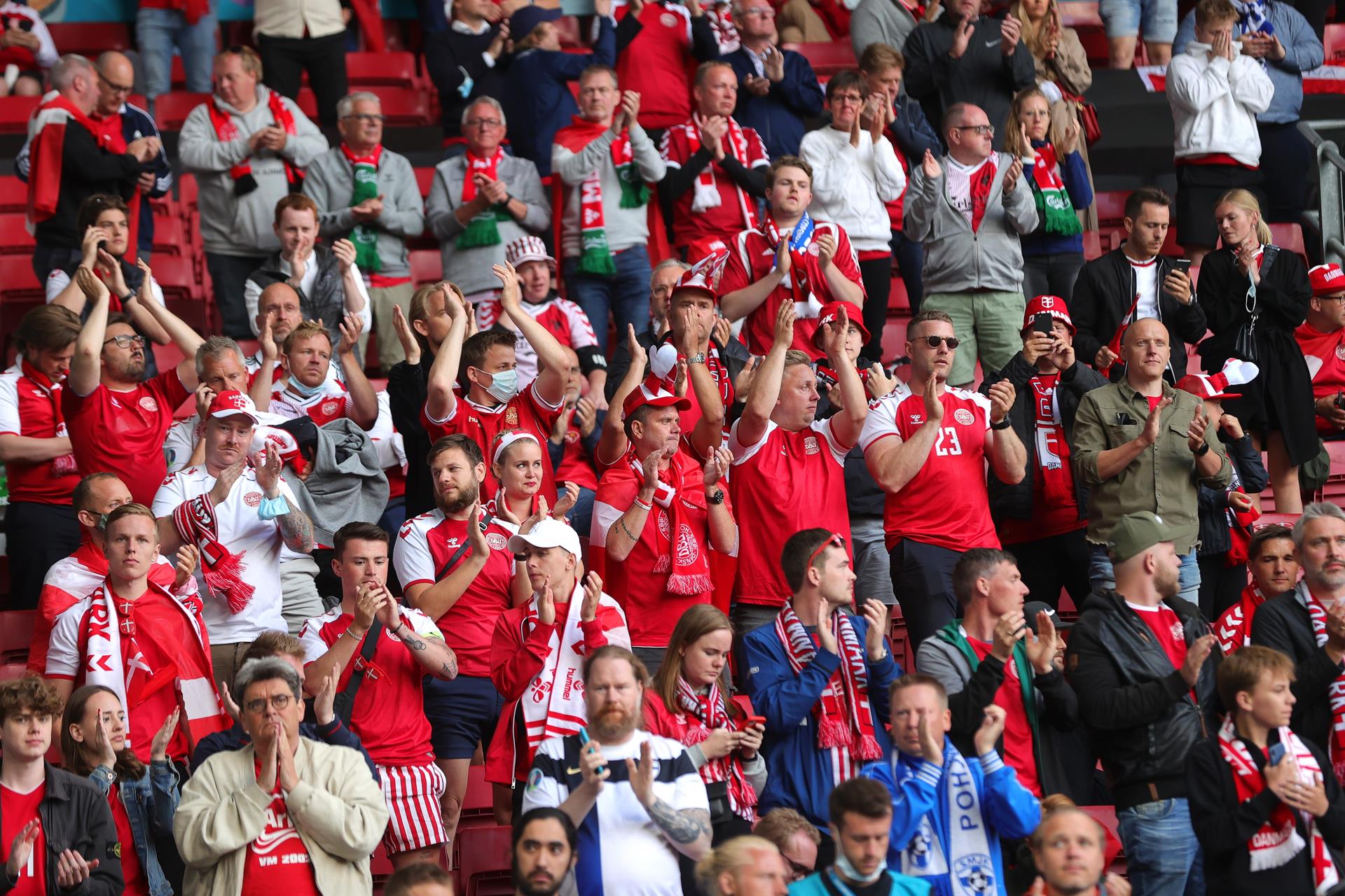 Hinchas de Dinamarca y Finlandia se unieron con emocionantes cánticos para Christian Eriksen